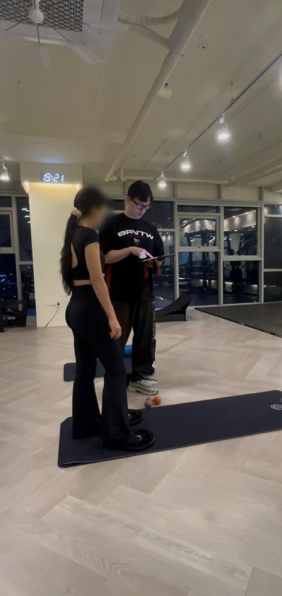 테오짐 회원 전용 앱으로 수업 기록을 함께 확인하는 모습