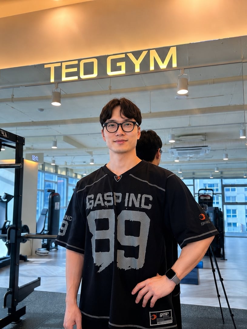 테오짐 PT 청라점 김태오 대표 프로필 - TEO GYM 로고 앞에서