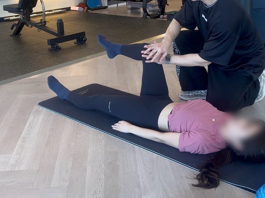 테오짐 청라 체형교정 PT - 김태오 대표가 회원의 움직임과 가동 범위를 평가하는 모습